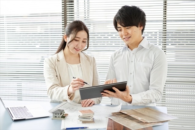 仕事をしている男女