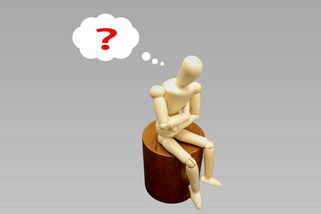 考えている人形の画像